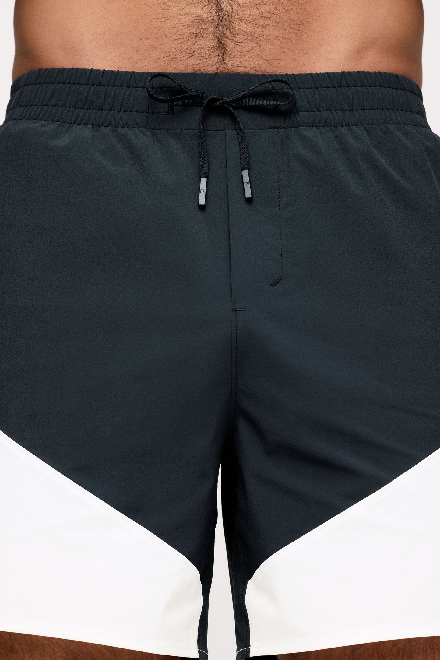 Contrast Panel Refine Short | Black/White